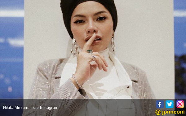  Model  Gelang  Emas Nikita  Mirzani  Actris Indonesian