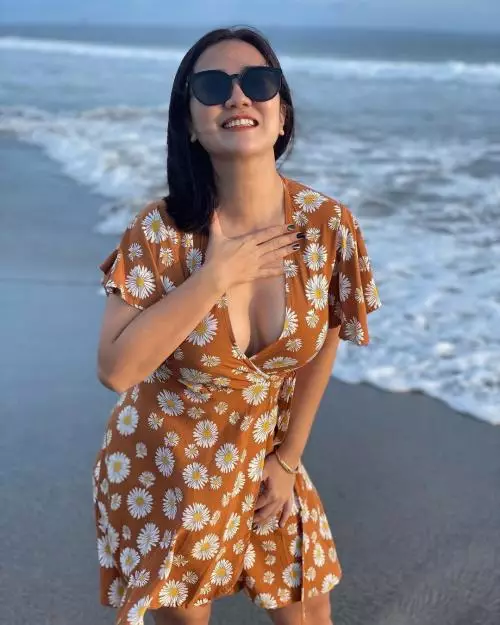 Seksinya Tante Ernie Barbalut Dress Nyaris Tertiup Angin Pantai Netizen Deg Degan Skanaa